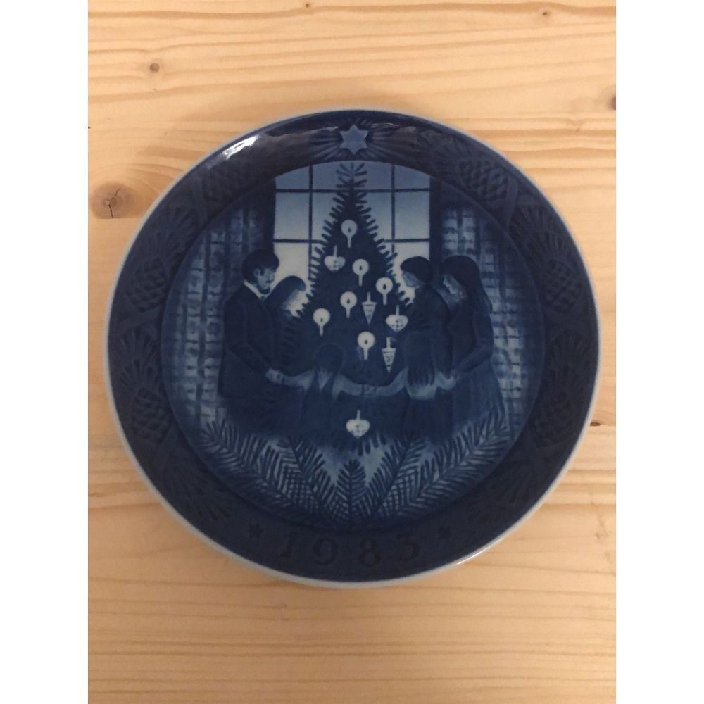 Royal Copenhagen, Christmas plate, 1983 Glade Jul EUC